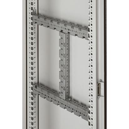 048026 Legrand Multifunctional 600 mm universal crossbeam. They allow the construction of partial frames inside the cabinets. Provisional pre-positioning before final fixing by screws. Holes with 25mm pitch prepared for cage nuts. Made of galvanized steel. Can be upright in either width, depth or height.